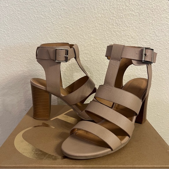 Charlotte Russe Heels - Picture 2 of 3